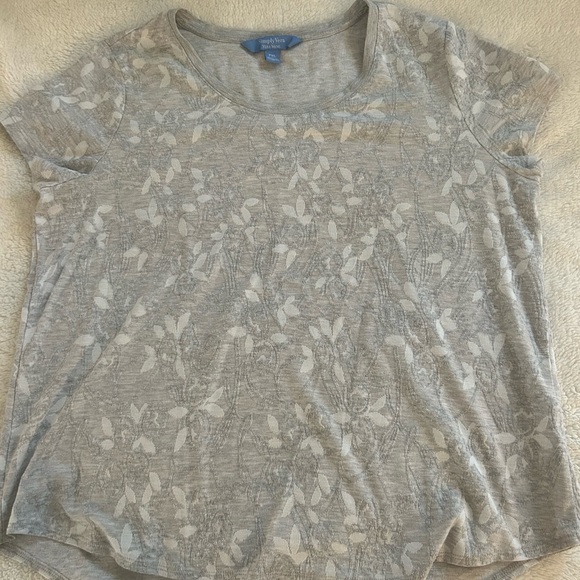 Simply Vera Vera Wang Tops - Vera Wang Grey T-Shirt✨